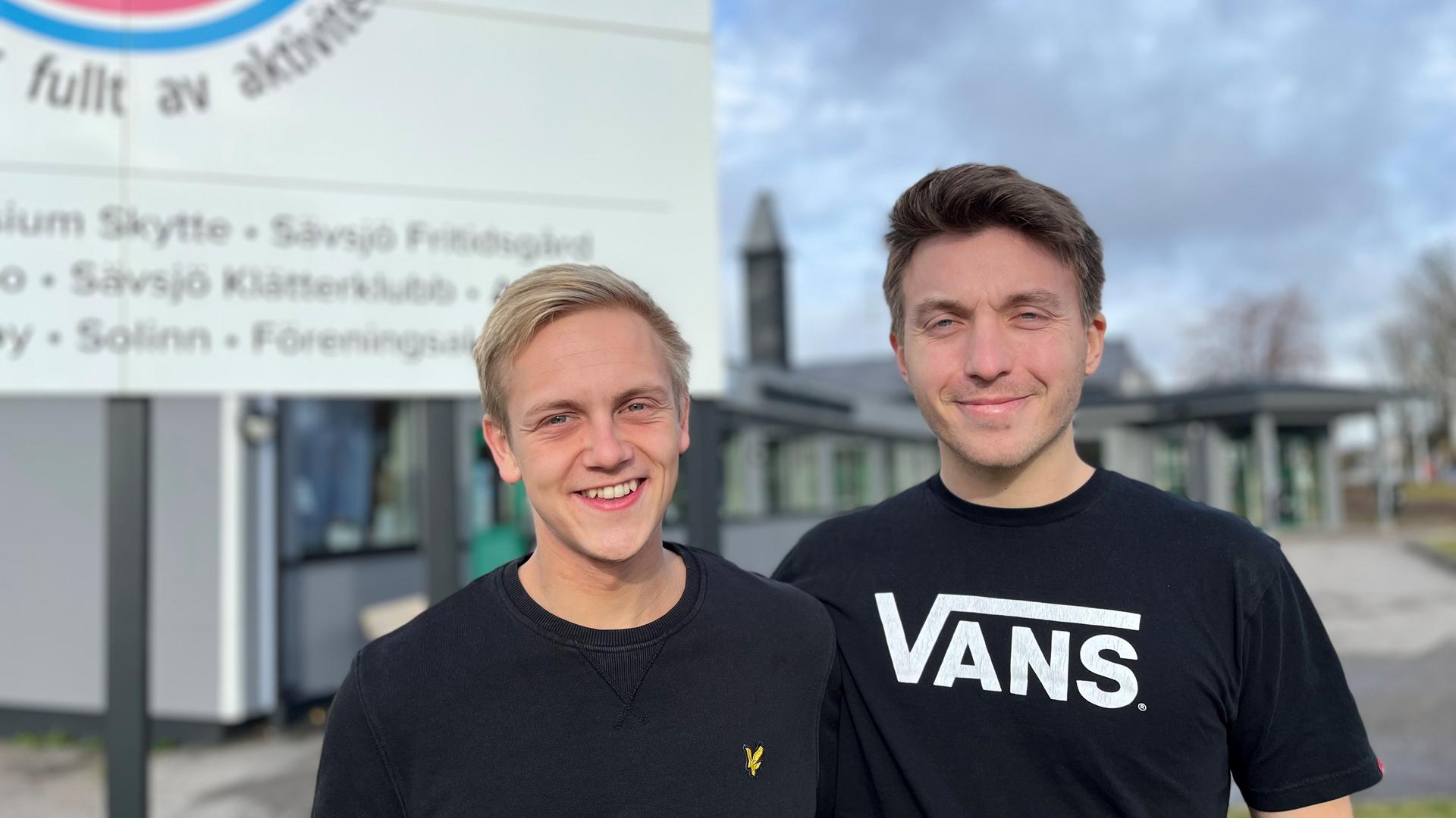 Victor Lindgren och Marcus Madsen framför Skyttecenter i Sävsjö.