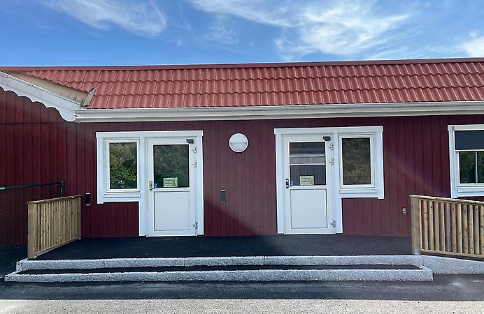 Två dörrar entre till förskolan, röd träbyggnad